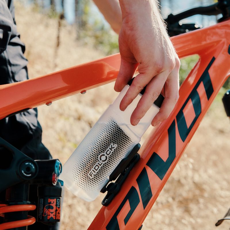 Biker removing Fidlock TWIST 600 bottle from bike mount