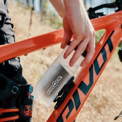 Biker removing Fidlock TWIST 600 bottle from bike mount
