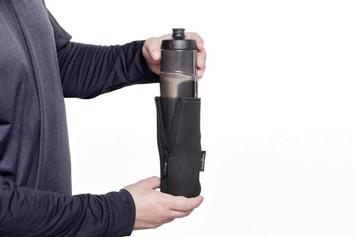 Fidlock Thermo Sleeve Black 600ml wrapped around Fidlock 600 ml bottle studio image
