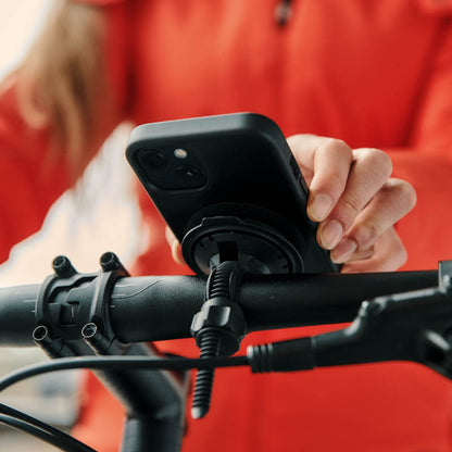 Fidlock VACUUM Handlebar Base Flex, studio view mounted on bike handlebar