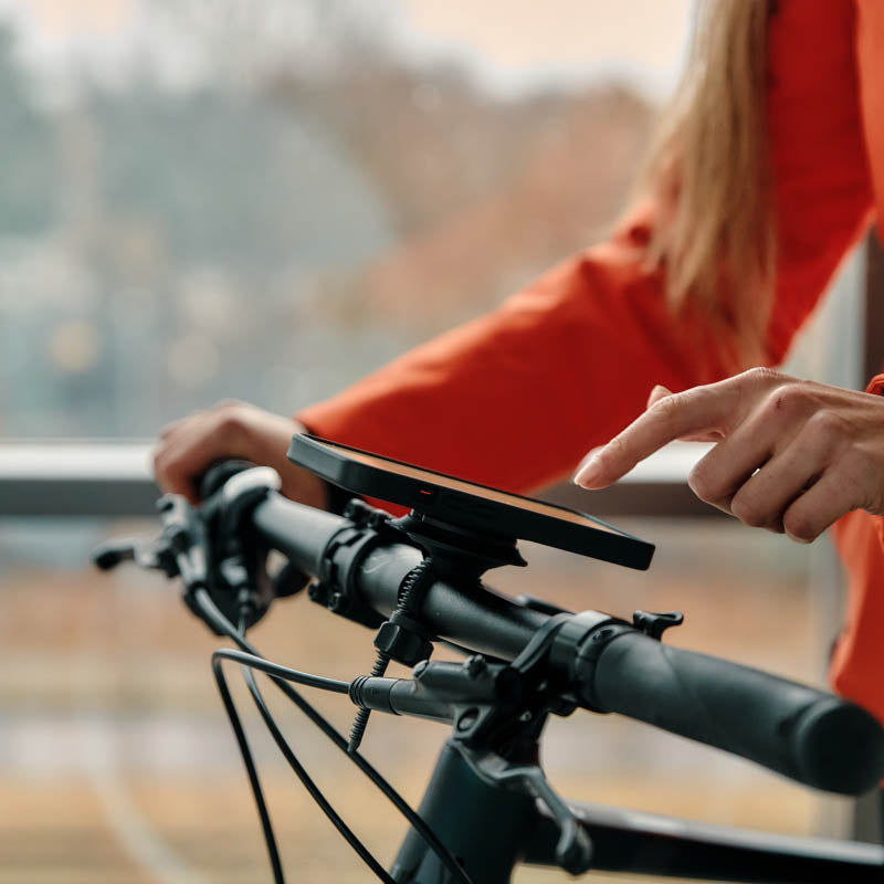 Fidlock VACUUM Handlebar Base Flex, studio view mounted on bike handlebar