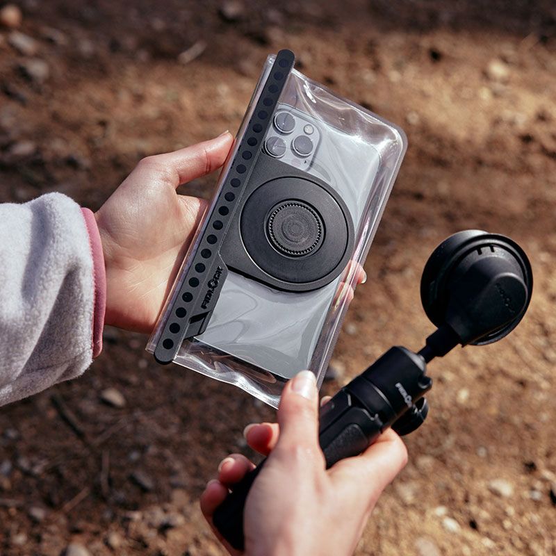 Fidlock VACUUM Universal Phone Case L with phone inside outdoor photo
