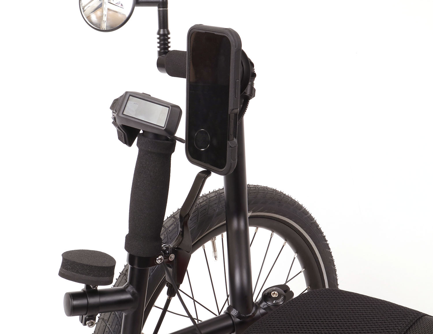 Fidlock VACUUM Handlebar Base Flex, studio view mounted on trike