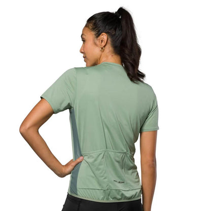 Studio rear image of Pearl Izumi Sugar Jersey Green Bay being worn by model showing three back pockets across lower back.