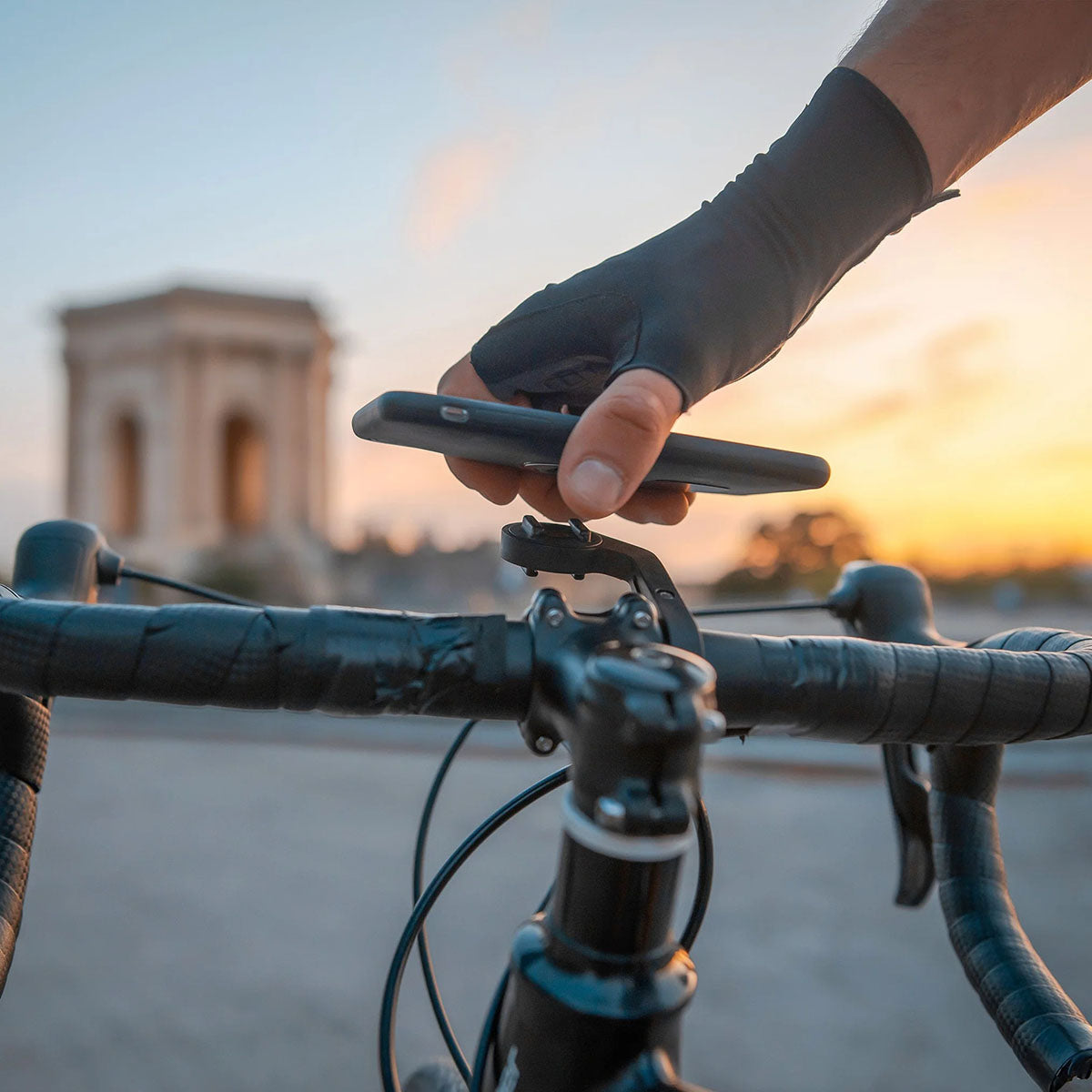 SP Connect Roadbike Bundle with Roadbike Mount and Universal Interface, connecting view
