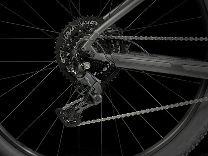 Trek Marlin 5 Gen 3 Matte Black, studio drivetrain detail view