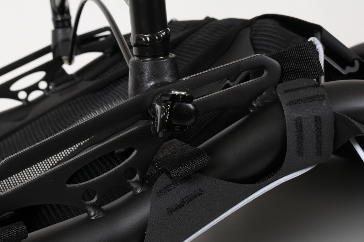 Hase Kettwiesel Complete Seat w/Quick Release Stay for Foldable Seat studio image close up quick release open