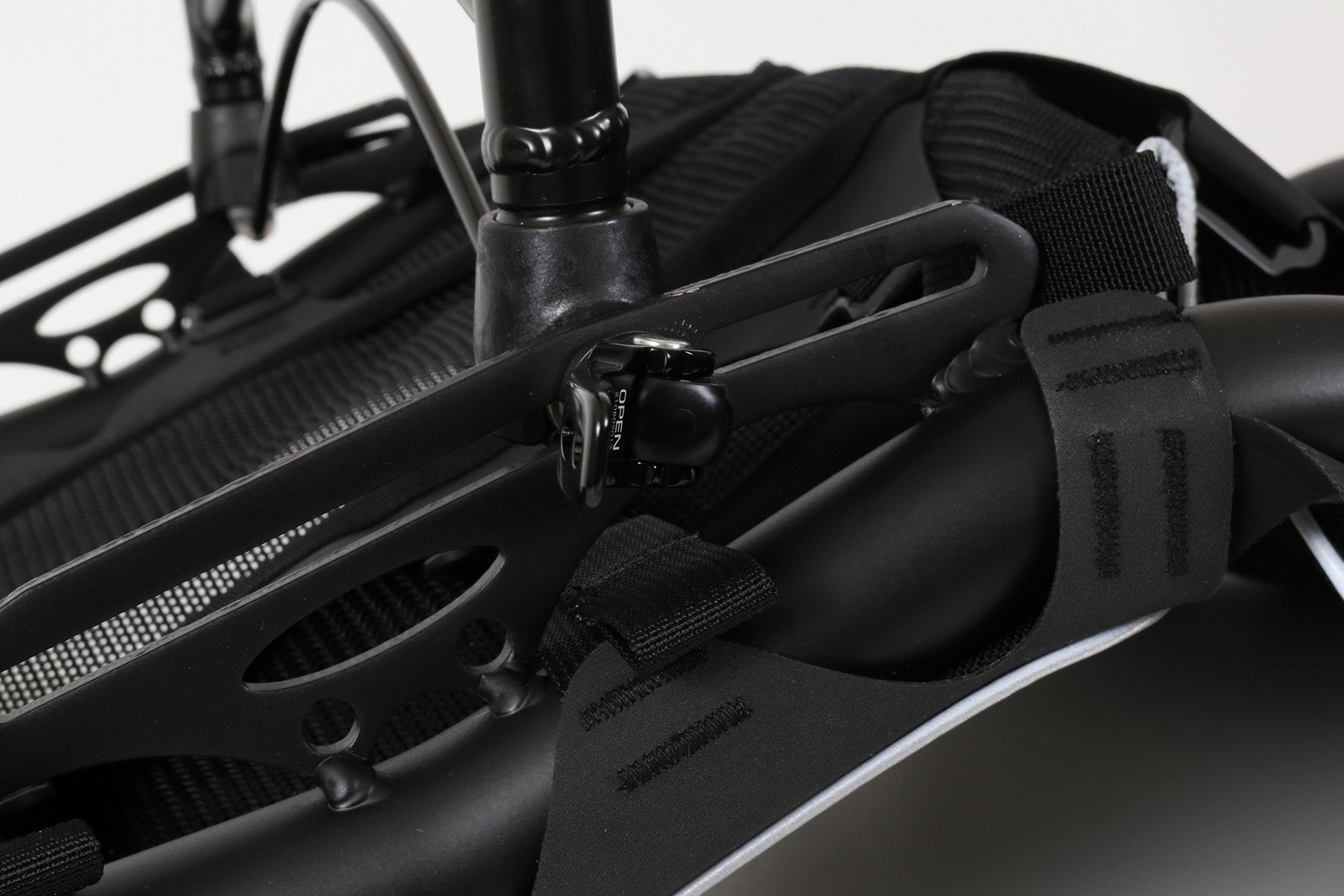 Hase Kettwiesel Complete Seat w/Quick Release Stay for Foldable Seat studio image close up quick release open