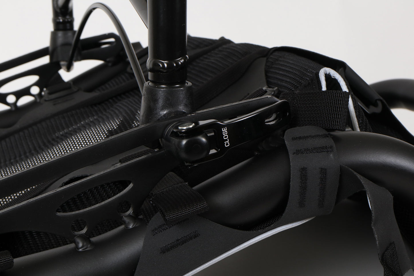 Hase Kettwiesel Complete Seat w/Quick Release Stay for Foldable Seat studio image close up quick release