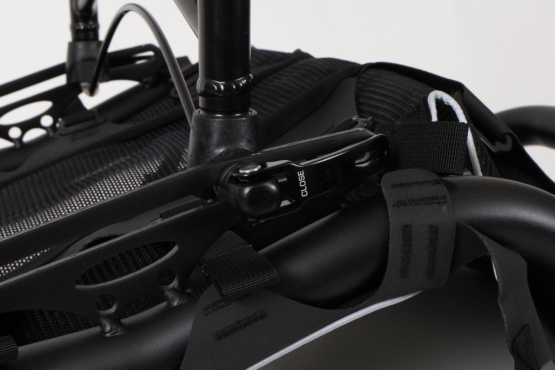Hase Kettwiesel Complete Seat w/Quick Release Stay for Foldable Seat studio image close up quick release